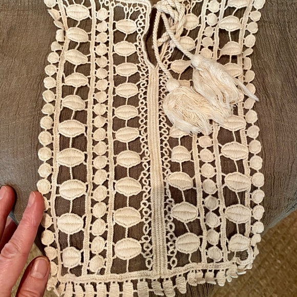 Beige bohemian top with white cream lace - Picture 7 of 9